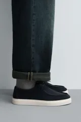 Zapato casual de cordones color beige, con parte superior de piel serraje, detalle de bordón en el empeine y suela a contraste.