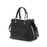 Cartera tipo shopper color negro, confeccionada en símil cuero texturizado. Tiene doble asa de mano, correa bandolera regulable y herrajes plateados. El acceso es con cierre y cuenta con un compartimento principal con un bolsillo interno con cierre y dos bolsillos abiertos. El interior está forrado en tela de algodón y poliéster.