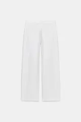 Pantalón de jean azul de corte recto y tiro medio.