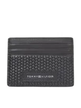 Tarjetero de cuero color negro con diseño de textura trenzada en la parte inferior y acabado liso en la superior. Cuenta con múltiples ranuras para tarjetas, un compartimento central y el logo de Tommy Hilfiger grabado en el frente.