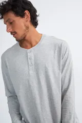 Remera manga larga gris claro melange con cuello redondo y botones.