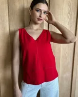Musculosa roja con escote en V y detalle de costuras en el frente.