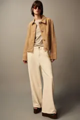 Pantalón de jean negro con efecto lavado, corte wide leg y tiro alto.