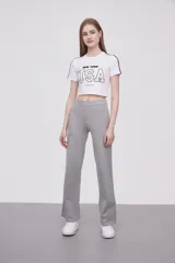 Pantalón negro de viscosa, corte recto y largo.