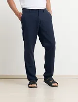 Pantalón de vestir verde oscuro, de corte recto y tiro medio.