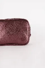 Cartera bandolera rectangular de cuero color tostado, con cierre de flecos y correa delgada.