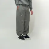 Pantalón de jogging gris, corte oversize, confeccionado en felpa suave con elástico en la cintura y puños.