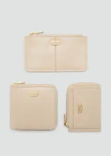 Billetera negra de efecto piel con logo estampado, cierre de cremallera, bolsillo interior, múltiples ranuras para tarjetas y ranura exterior.
