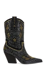 Bota texana de caña media color negro, cubierta de strass plateados y dorados. Tiene taco de madera y puntera fina.