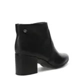 Bota de mujer Bottero de caña baja, color negro, con textura de cuero granulado, punta redonda y tacón grueso.