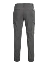 Pantalón cargo gris oscuro, corte slim fit, con puños elastizados, tiro medio, cierre con cremallera y múltiples bolsillos.