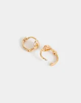 Aros tipo argolla bañados en oro con dije de corazón.