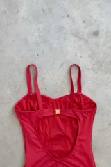 Malla enteriza negra entallada con ganchito en la espalda para cerrar. Espalda descubierta y bottom ancho.