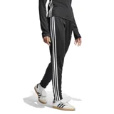 Pantalón de jogging negro con tres rayas blancas a los costados y logo de Adidas en la pierna izquierda.