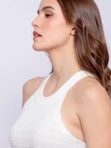 Top al cuerpo de tejido de punto color amarillo, sin mangas y con cuello a la base, con textura a cuadros.