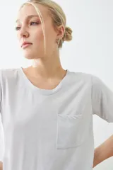 Remera color beige con lurex, de manga corta y corte recto.