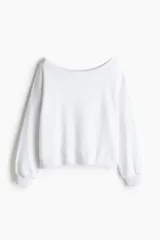 Buzo blanco con escote off-the-shoulder, hombros caídos, corte holgado y mangas largas con puños ajustados.