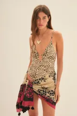 Traje de baño entero de microfibra con estampado de leopardo. Presenta escote en V pronunciado con abertura central y tirantes finos.