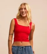 Blusa cropped sin mangas color rojo con escote cuadrado.
