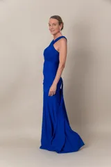 Vestido largo de lycra azul francia, con breteles cruzados, escote profundo y espalda cruzada.