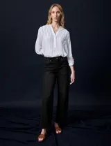 Pantalón jean de tiro alto, marca Royalty, color negro. Tiene pretina con pasadores, botón y cierre. Delantera y trasera con bolsillos. Costura lateral asimétrica. Fit Wide Leg.