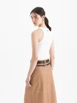 Top de punto acanalado color azul marino, con escote en V y tirantes anchos. Diseño entallado confeccionado en hilado frío con costuras verticales decorativas.