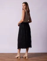 Falda midi de tul bordado color negro, con pretina elastizada.
