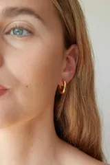 Par de aros tipo argolla gruesos de acero quirúrgico hipoalergénico color plateado.