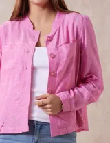 Chaqueta color beige de lino y rayón, con cuello mao, cierre frontal con botones y bolsillos delanteros.