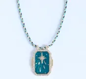 Collar dorado con dijes rectangulares con diseños esmaltados de sol, cactus y planeta, y dije de corazón con strass.