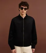 Campera marrón con cierre frontal, cuello inglés, bolsillos laterales y bajo con elástico. Presenta detalles de recortes en la parte superior. Marca Marfinno.