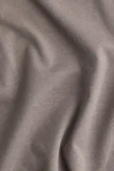Remera color gris topo, de corte recto y manga corta, confeccionada en tejido de punto suave de algodón con cuello redondo ribeteado.