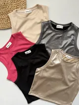 Top de lycra brilloso, diseñado con un corte ajustado al cuerpo y sin mangas.