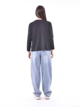 Remera marrón de manga larga con estampado rectangular con una figura femenina y la frase "Autumn Memories".