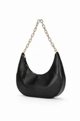 Cartera tipo media luna color negro, con textura granulada y correa de cadena dorada. Tiene cierre de cremallera y un tirador con flecos.