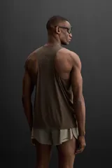 Musculosa deportiva negra de tejido ligero y elástico con zonas perforadas para mayor transpirabilidad, cuello redondo amplio, sisa con acabados termofijados, bajo con aberturas laterales y logo estampado reflectante en la espalda. Zara Athleticz.