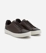 Championes casuales de cuero color marrón oscuro con cordones y suela blanca.