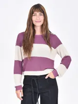 Buzo de tejido de punto color borgoña y beige, con diseño de rayas horizontales anchas y cuello redondo.