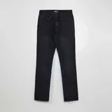 Jean recto color gris con corte clásico y diseño de cinco bolsillos.