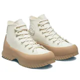 Botas de cuero color crema con suela de goma color beige con agarre exagerado.