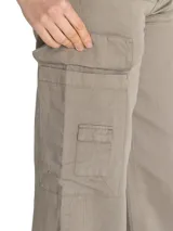 Pantalón de cargo color beige, de corte recto y tiro alto, con bolsillos laterales tipo carpintero y cierre con botón y cremallera.