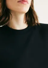 Remera marrón de manga corta con cuello redondo.