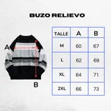 Buzo de tejido de punto con cuello redondo, manga larga y diseño de franjas horizontales en tonos beige, crema y marrón. Presenta textura en relieve en las franjas y un pequeño parche rectangular en el pecho.