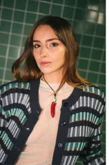 Cardigan vestido azul con rayas horizontales en tonos celeste, verde y beige. Tiene cuello redondo, mangas largas y cierre frontal con botones.