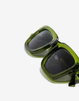 Gafas de sol unisex Hawkers modelo One Uptown, con montura rectangular verde y lentes grises.