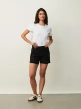 Short de jean negro con roturas y terminación desflecada.