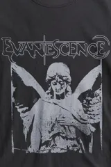 Remera negra de corte oversized con estampado del logo de la banda de rock Evanescence y una imagen de un ángel. Cuello redondo ribeteado y hombros caídos.