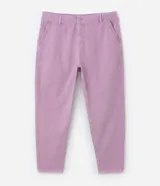 Pantalón mom jeans plus size de sarga color lila, con trabillas en la cintura, bolsillos delanteros y traseros, y cierre con botón y cremallera.