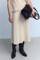 Falda midi gris de tiro alto con cintura elástica y corte evasé.