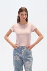 Remera negra de algodón con punto canalé, corte entallado y cuello a la base.